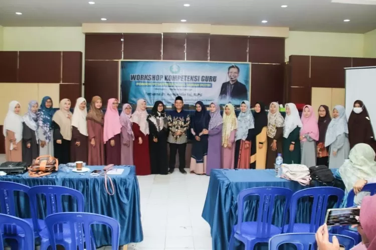 Trainer Awaluddin Faj berpose bersama guru pesantren darul hijrah putri kal-sel