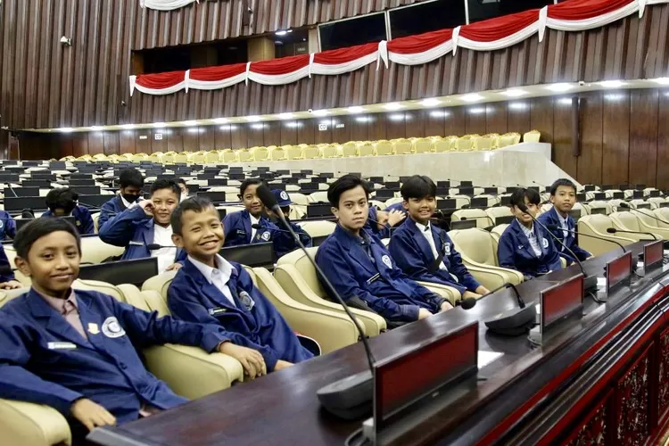Siswa SMP Prima Cendekia Islami (PCI) ketika Rihlah Ilmiah ke Gedung DPR-MPR RI, Jakarta beberapa waktu lalu - foto : Henry Lukmanul Hakim 