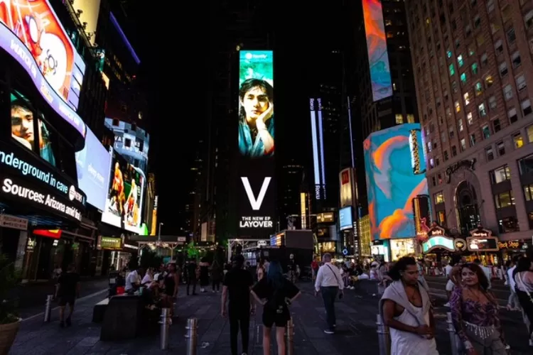 Iklan dari Spotify untuk lagu terbaru debu solo V 'Layover'. (Kredit: Twitter @bts_bighit)