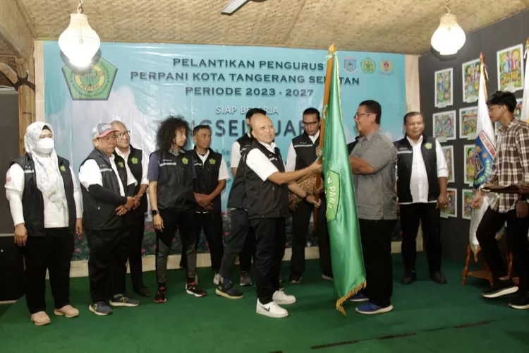 Ketua Bidang Organisasi Perpani Pengprov Banten Aris Mauliansyah (kanan) menyerahkan bendera kepada Ketua Perpani Tangsel Gunung Kartiko - Foto: Henry Lukmanul Hakim