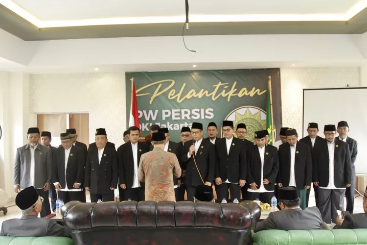 Sekretaris Bidang Jamiyyah PP Persis Ustaz Erdian memimpin pembacaan bai'at yang diikuti oleh ketua dan seluruh tasykil PW Persis DKI Jakarta - Foto: Henry Lukmanul Hakim