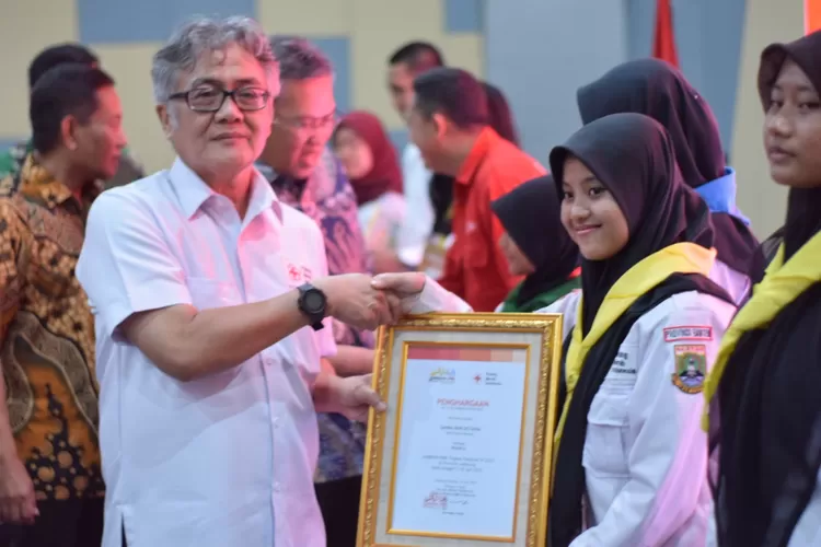 Ketua PMI Kota Tangerang Oman Jumansyah memberikan penghargaan kepada PMR - Foto: Humas PMI Kota Tangerang 