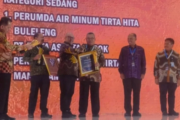 Dirut PT Tirta Asasta Depok saat menerima penghargaan dalam BUMD Award Kemendagri