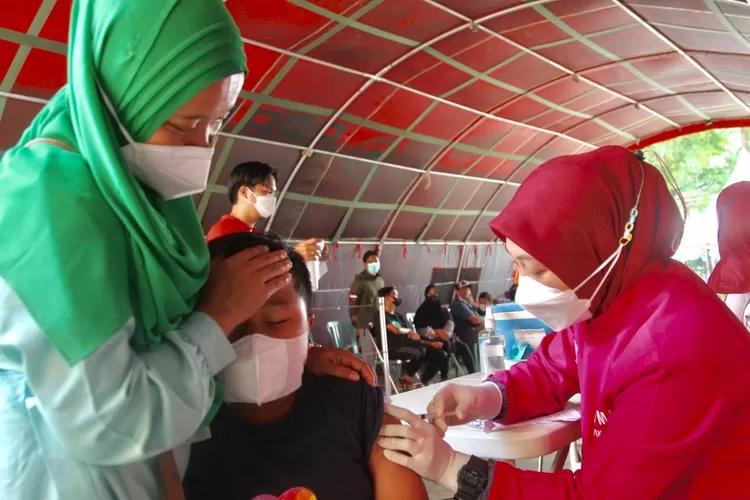 (Ilustrasi) Tenaga medis memberikan suntikan imunisasi kepada anak - Foto: Henry Lukmanul Hakim