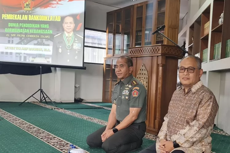 Ketua Yayasan Prima Cendeia Islami Prof. Dadan Wildan dan Komandan Kodiklat TNI AD Letnan Jenderal TNI Arif Rahman, M.A.  - Foto: Humas SMP Prima Cendekia Islami