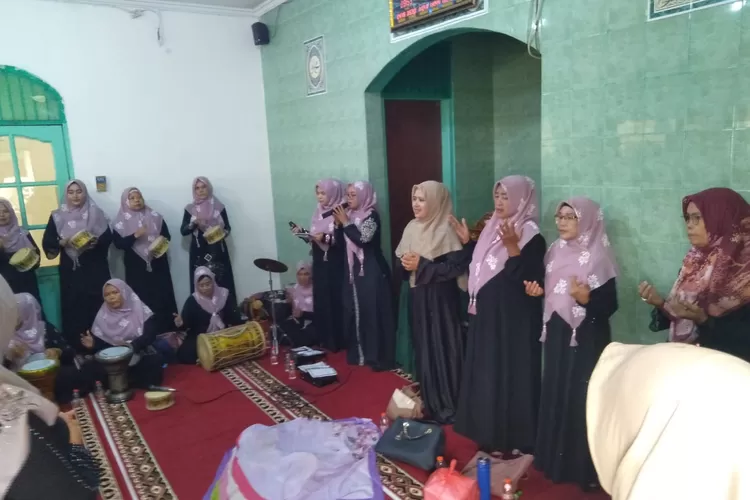 Jamaah Majelis Ta'lim Al-Mu'min Sukatani Tapos Kota Depok sedang bermahallul Qiyam dalam peringatan Maulid Nabi Muhammad SAW