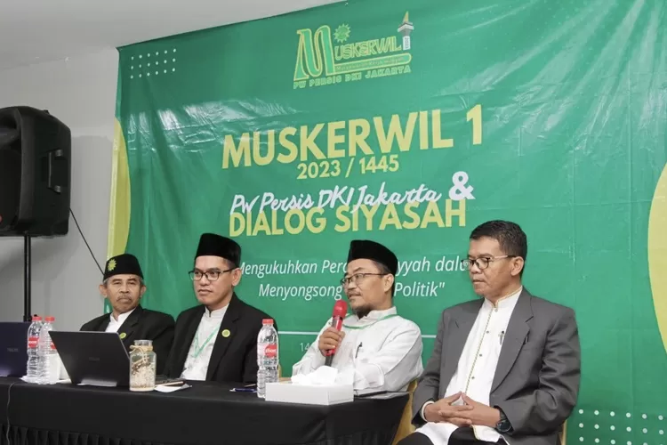 Bidang Informasi dan Komunikasi PW Persatuan Islam DKI Jakarta Ustaz Arta Wijaya (memegang mic) dan Ustaz Apud Shihabudin (paling kanan) Foto: Henry Lukmanul Haki 