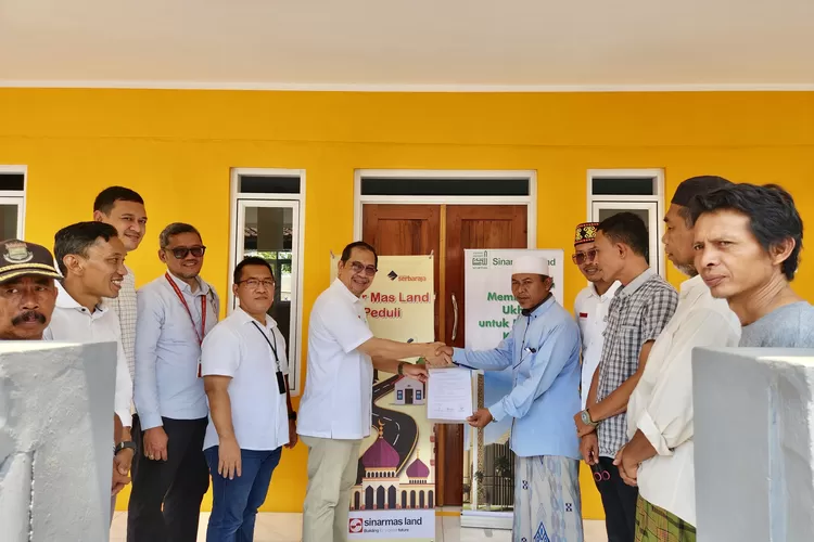 Bunyamin (Pengurus Yayasan Muslim Sinar Mas Land) secara simbolis melakukan serah terima hasil renovasi rumah ibadah kepada Dewan Kemakmuran Masjid (DKM)  - Foto: Istimewa