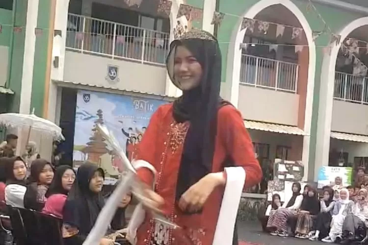 Fashion show bernuansa batik di DMP Prima Cendekia Islami (PCI) - Foto: Humas PCI