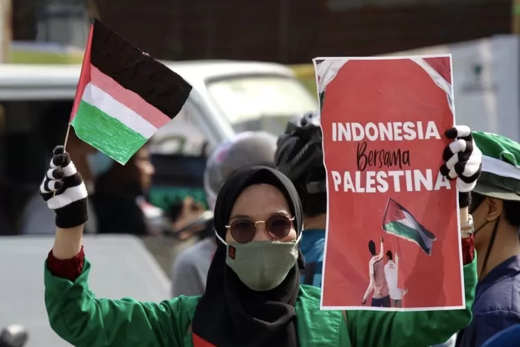 (Ilustrasi) Peserta aksi massa bela Palestina membawa spanduk bertuliskan Indonesia Bersama Palestina di Tangerang beberapa wakktu lalu - Foto: Henry Lukmanul Hakim
