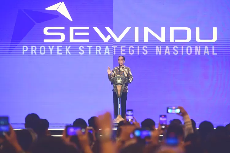 Presiden Jokowi ketika memberikan sambutan pada acara Sewindu Proyek Strategis Nasional di Mal Kota Kasablanka, Jakarta, Rabu (13/9/2023). 