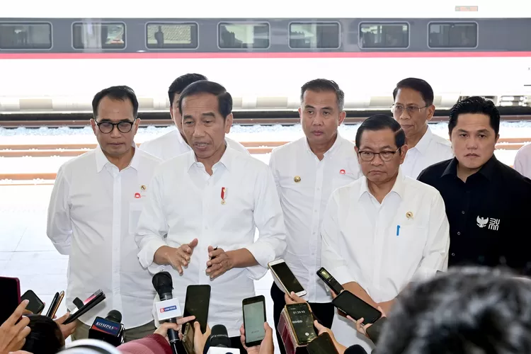 Presiden Jokowi ketika memberikan keterangan pers usai mencoba kereta cepat Jakarta - Bandung.