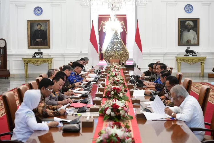Presiden Jokowi memimpin rapat terbatas membahas mitigasi dampak penomena cuaca El Nino, di Istana Merdeka, Jakarta (3/10/2023).