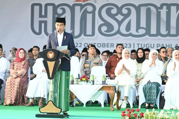 Presiden Jokowi saat memberikan sambutan pada Apel Hari Santri Tahun 2023 yang digelar di Monumen Tugu Pahlawan, Kota Surabaya, Provinsi Jawa Timur, Minggu (22/10/2023).