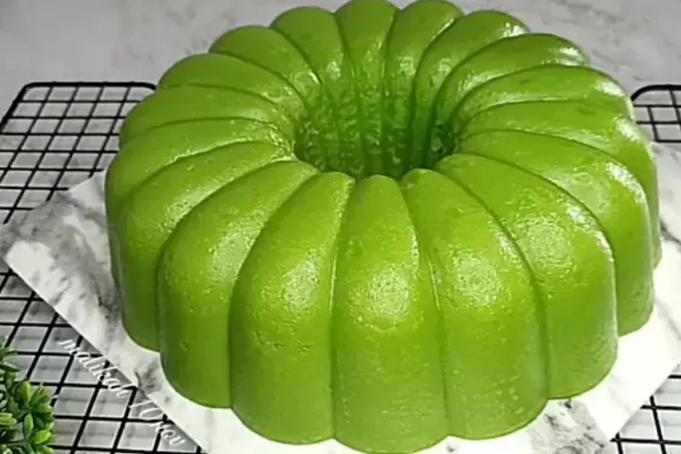 Bolu Kojo Tradisional: Kue khas Palembang yang lembut dan manis, dengan aroma pandan