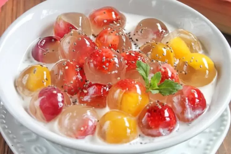 Jelly Ball berwarna-warni yang kenyal dan lezat, siap memanjakan lidah dengan rasa manis buah yang segar