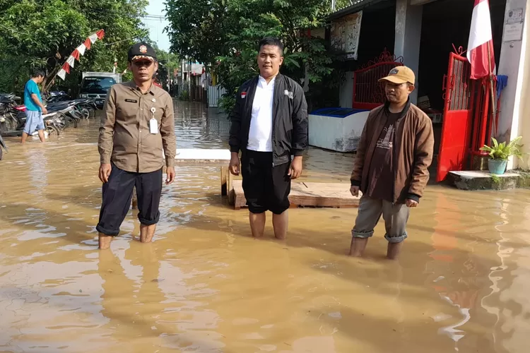 BANJIR : Penampakan genangan air yang terjadi di Villa Pamulang, Kelurahan Pondok Petir, Kecamatan Bojongsari Kota Depok, Selasa (30/8) pagi. ALDY RAMA/RADAR DEPOK