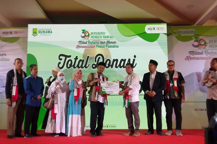 ACARA : Yayasan Pendidikan Ruhama menggelar acara Milad yang ke-30 Tahun dan menggelar Konser Amal Kemanusiaan Palestina yang di Hadiri oleh Penyayi Religi yaitu Opick. ANDIKA EKA/RADAR DEPOK