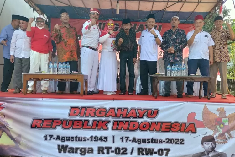 UPACARA : Warga di lingkungan RT2/7, Kelurahan Kalimulya, Kecamatan Cilodong mereka pun ikut memperingati Kemerdekaan ke-77 RI dengan melakukan upacara bendera di lapangan RT2. ANDIKA EKA/RADAR DEPOK