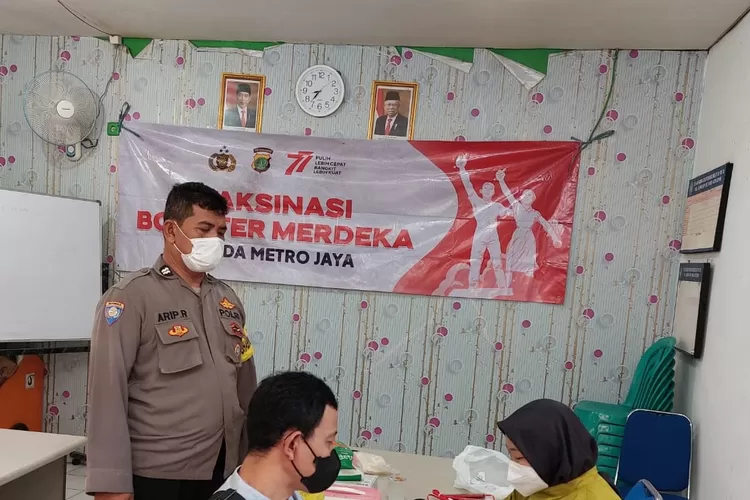 VAKSINSI : Polsek Cimanggis menggelar vaksinasi booster yang bertempat di Posyandu RW20  Kelurahan Cilangkap, Kecamatan Tapos. ANDIKA EKA/RADAR DEPOK