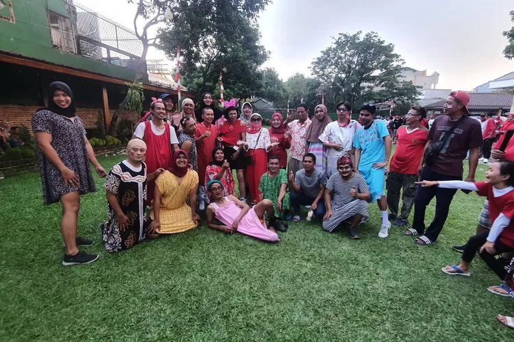 UNIK : H. Sarmili bersama istri dan Ayah Ojak serta pemain futsal pria mengenakan daster wanita dalam menyemarakkan HUT Kemerdekaan ke-77 RI di kediaman H. Sarmili, Jalan Kemakmuran, Kelurahan Mekarjaya, Kecamatan Sukmajaya, Rabu (17/08). RICKY/RADARDEPOK