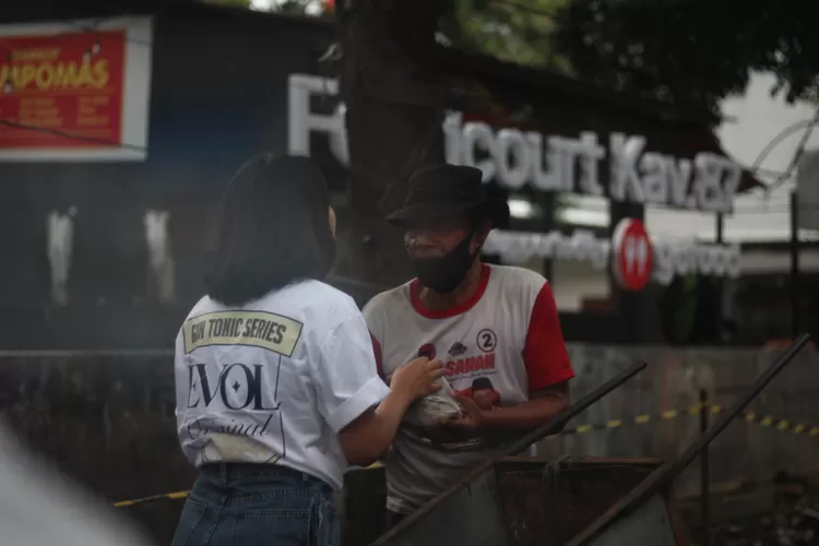 BERBAGI : Goods Distribution saat turun ke jalan membagikan nasi bungkus warga yang membutuhkan di Bogor sekaligus mengenalkan produk Evol. Istimewa