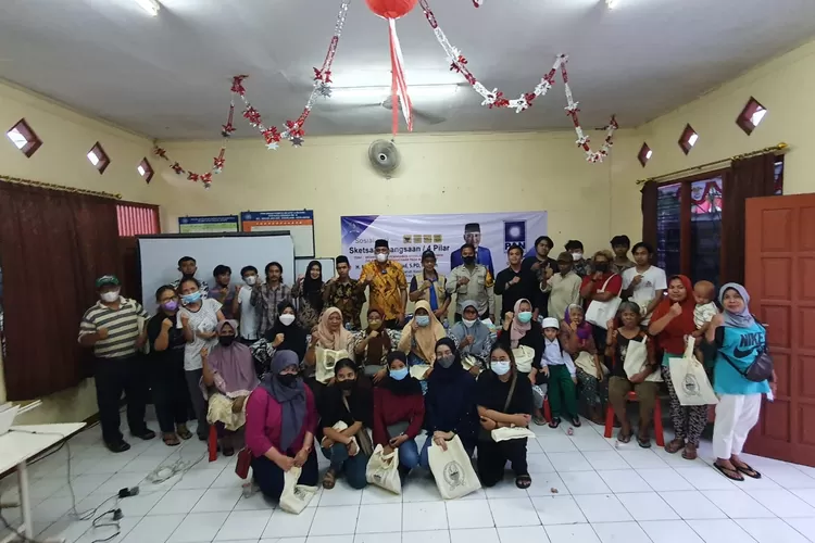 4 PILAR KEBANGSAAN : Anggota DPRD Jawa Barat, H.M Hasbullah Rahmad bersama pengurus lingkungan dan peserta usai mengikuti Sosialisasi 4 Pilar Kebangsaan di RW16 Kelurahan Mekarjaya, Kecamatan Sukmajaya, Kamis (25/08). RICKY/RADARDEPOK