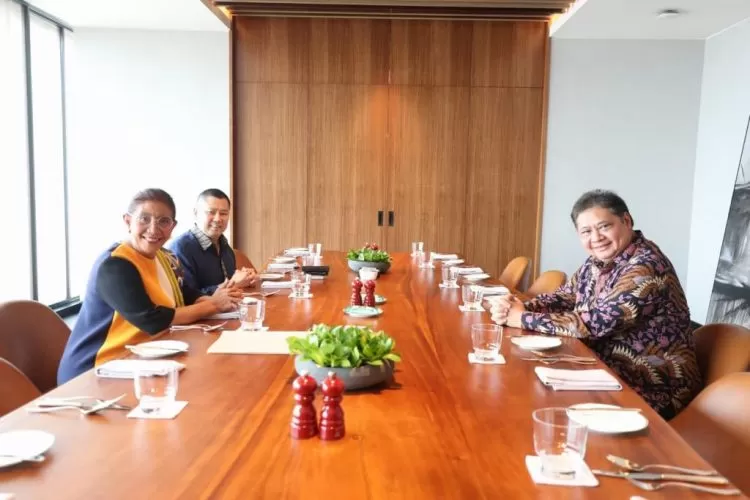 AKRAB : Ketua Umum Perindo Hary Tanoesoedibjo (HT), Ketum Golkar Airlangga Hartarto, dan eks Menteri Kelautan dan Perikanan Susi Pudjiastuti berdiskusi soal Pemilu 2024 sambil makan siang bareng di salah satu restoran di Jakarta, Selasa (23/08). Istimewa
