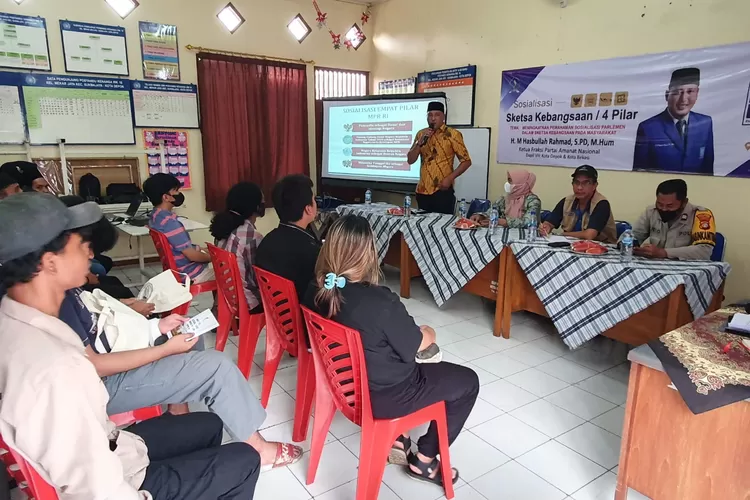 4 PILAR KEBANGSAAN : Anggota DPRD Jawa Barat, H.M Hasbullah Rahmad saat melakukan sosialisasi 4 Pilar Kebangsaan di Kantor Sekretariat RW 16 Kelurahan Mekarjaya, Kecamatan Sukmajaya di Jalan Sriwijaya 3 kelurahan setempat, Kamis (25/08). RICKY/RADARDEPOK