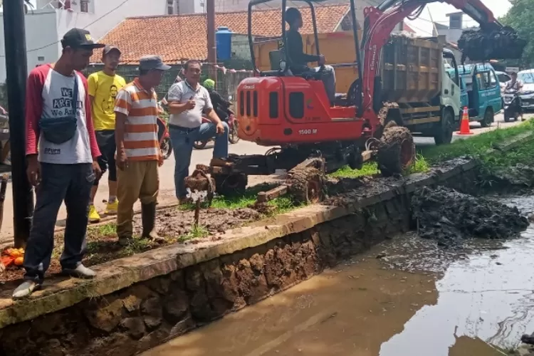 BERSIHKAN : Dinas PUPR Kota Depok, melakukan pengerukan kawah kali Krukut Cabang Barat (KCB) di Jalan Raya Krukut, RT1/6, Kelurahan Krukut, Kecamatan Limo Kota Depok, Selasa (30/8). ISTIMEWA
