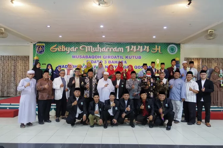 FOTO BERSAMA : MUI Kota Depok dan panitia bersama peserta yang hadir dalam lomba yang diselenggarakan di Aula Gedung MUI Depok, Jalan Nusantara Raya, No.5-7, Kelurahan Depok Jaya, Kecamatan Pancoranmas, Kamis (25/08). ALDY RAMA/RADAR DEPOK