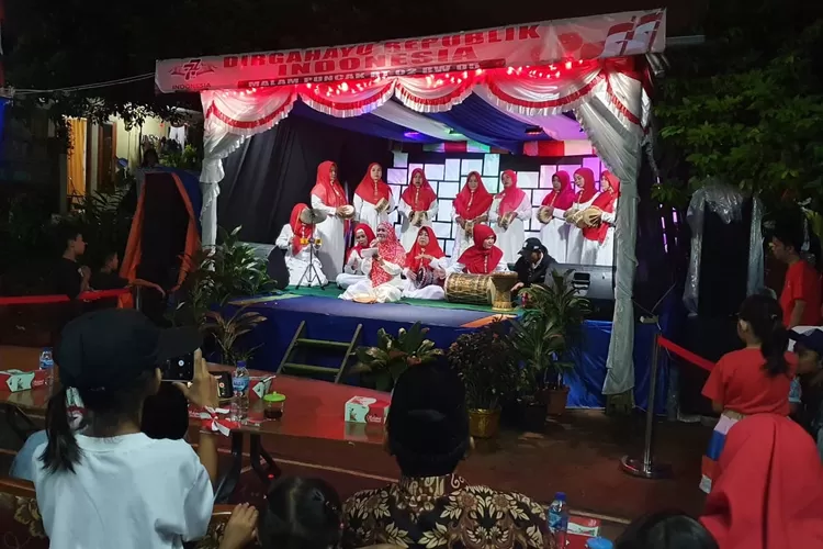 SEMARAK : Tim Marawis Al Ikhlas RT2/5 Kelurahan Pancoranmas saat tampil dalam Panggung Gembira yang diselenggarakan di Lapangan Bulu Bangkis RT2/5 Kelurahan Pancoranmas, Kecamatan Pancoranmas, Sabtu (27/08). RICKY/RADARDEPOK