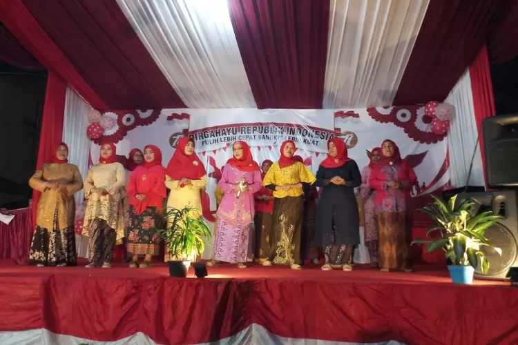 TAMPIL : Sekelompok kaum hawa saat tampil dalam Pentas Seni yang diselenggarakan warga RT1/5 Kelurahan Pancoranmas, Kecamatan Pancoranmas, Sabtu (20/08) malam. Istimewa