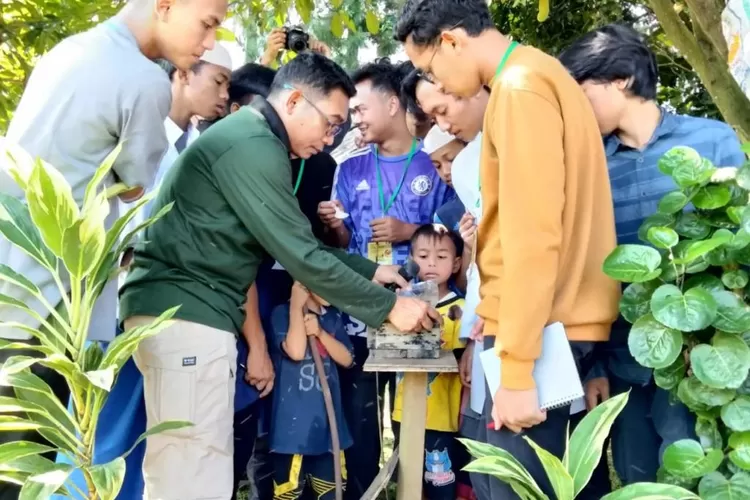 AJARI SANTRI : Tim FEB UI sedang mengajari santri terkait budidaya lebah. 