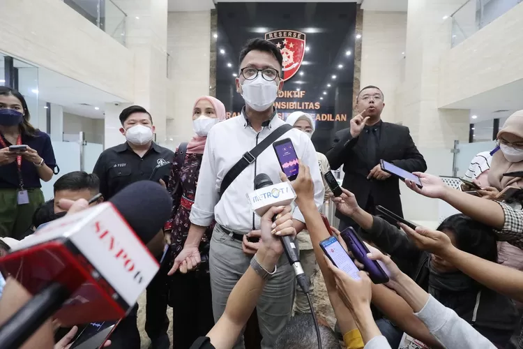 Ketua tim dokter forensik gabungan Ade Firmansyah Sugiharto memberikan keterangan kepada wartawan usai menyerahkan hasil autopsi ulang Brigadir Nofriansyah Yosua Hutabarat atau Brigadir J ke Mabes Polri, Senin (22/8/2022). Sesuai hasil pemeriksaan pada saat autopsi termasuk penunjang dan mikroskopik tidak ada luka-luka selain kekerasan senjata api. FOTO : FEDRIK TARIGAN/ JAWA POS