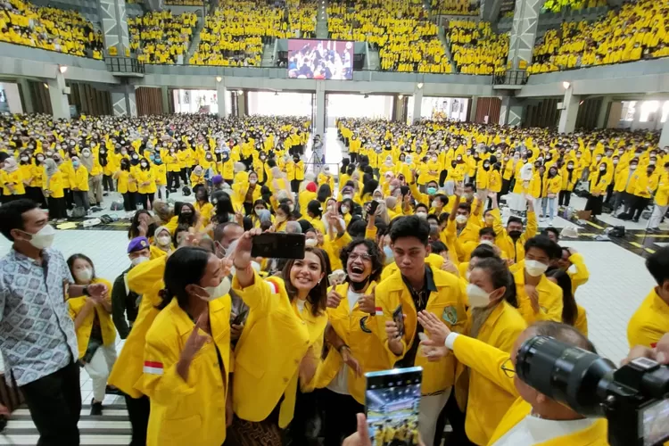 FOTO BERSAMA : Maba UI berfoto bersama Najwa Shihab dan Andy F. Noya   