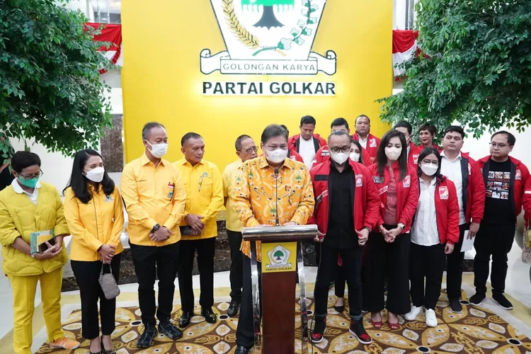 Ketua Umum DPP Partai Golkar Airlangga Hartarto menyambut silaturahim elite Partai Solidaritas Indonesia (PSI) di Kantor DPP, Jakarta, Selasa (23/8). ISTIMEWA