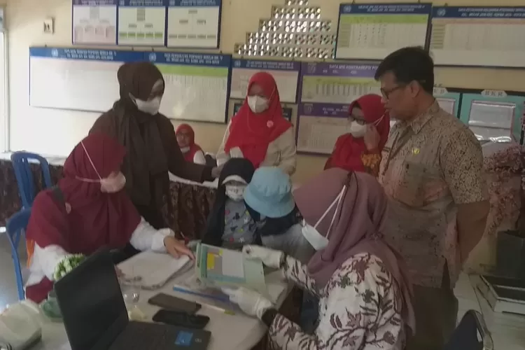 IMUNISASI : Lurah Mekarjaya bersama Pokja IV Keluraham meninjau jalannya imunisasi anak di Posyandu RW18 dan RW30 Kelurahan Mekarjaya, Kecamatan Sukmajaya. ISTIMEWA