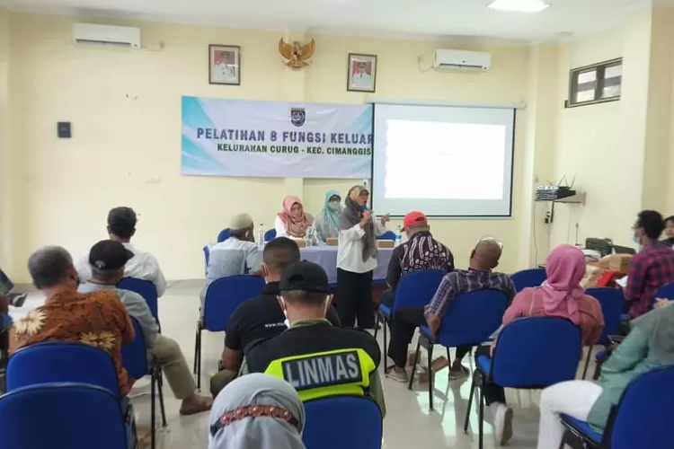 KEGIATAN : Kelurahan Curug, Kecamatan Cimanggis mengadakan kegiatan Pelatihan 8 fungsi Keluarga di aula Kelurahan Cimanggis. ANDIKA EKA/RADAR DEPOK
