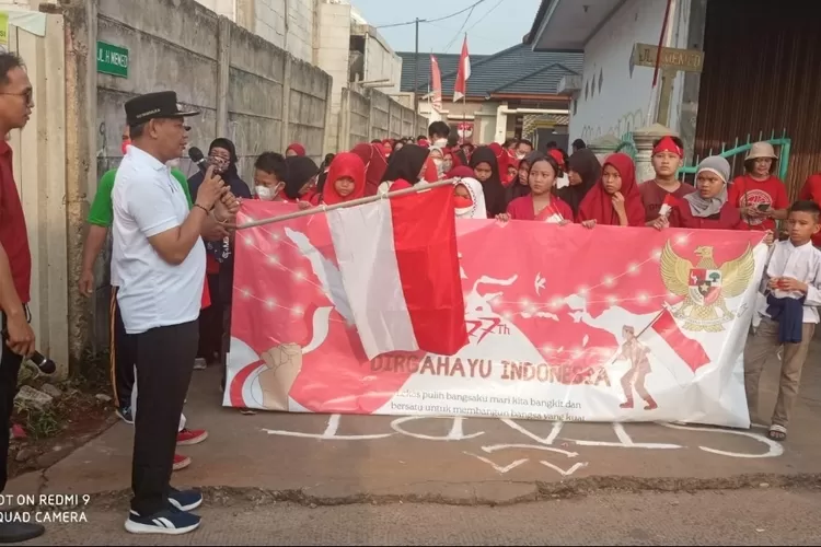 GEBYAR : Warga RW6 mengadakan gebyar gerak jalan santai dalam rangka peringatan Hari Ulang Tahun (HUT) ke-77 Republik Indonesia (RI). ANDIKA EKA/RADAR DEPOK