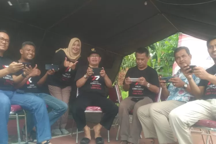 TURNAMEN : Lurah Jatijajar, Mujahidin ikut dalam turnamen mobile legend (ML) antar pemuda di Lapangan Serbaguna RW11, Kelurahan Jatijajar, Kecamatan Tapos dalam Memperingati HUT Ke-77 RI. ANDIKA EKA/RADAR DEPOK