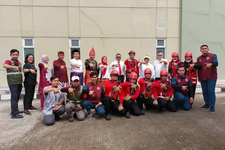 FOTO BERSAMA : Peserta Simulasi Vertical Rescue RSUI berfoto bersama. 
