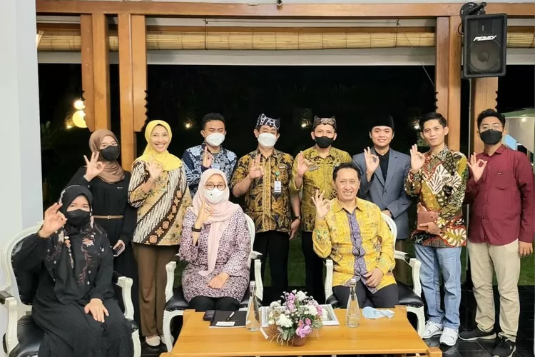 FOTO BERSAMA : Tima Pengmas FT UI  berfoto berasma masyarakat di kawasan Labuan Bajo. 