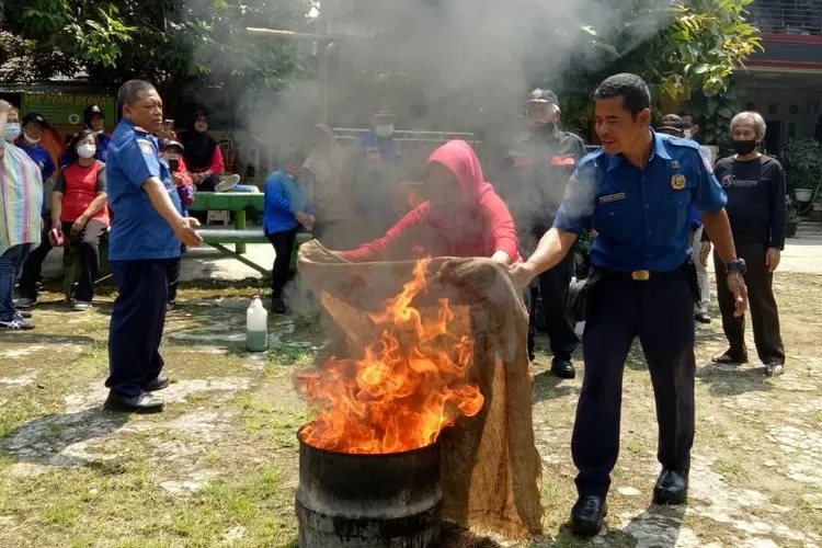 SOSIALISASI : Dinas Pemadam Kebakaran dan Penyelamatan Kota Depok secara rutin melaksanakan sosialisasi dan pelatihan pencegahan kebakaran kepada masyarakat Kelurahan Sukamaju, Kecamtan Cilodong.