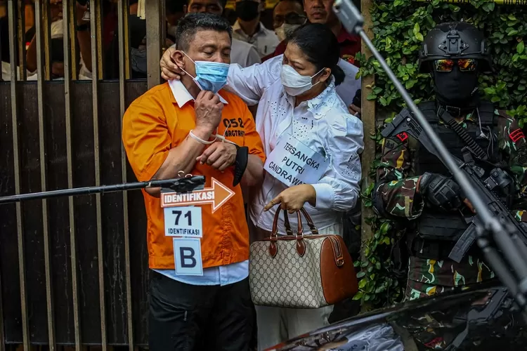 Suasana rekonstruksi kasus pembunuhan berencana terhadap Brigadir J atau Yosua Hutabarat di rumah dinas Irjen Ferdy Sambo di Kompleks Polri Duren Tiga, Jakarta, Selasa (30/8/2022). Proses rekonstruksi atau reka ulang pembunuhan terhadap Brigadir J  yang melibatkan 5 orang tersangka ini merekaulang sebanyak 74 adegan. FOTO:MIFTAHULHAYAT/JAWA POS