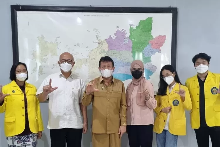  FOTO BERSAMA : Tim SKSG UI berfoto bersaama Bupati Banyuwangi, Ipuk Fiestiandani Azwar Anas  