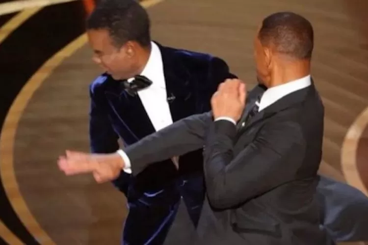 Will Smith tampar Chris Rock di panggung Oscar 2022. ist