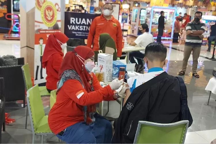 ANTUSIAS : Masyarakat antusias mengikuti vaksinasi Covid-19 yang digagas oleh BIN, di pusat perbelanjaan D’Mall, Jumat (26/8). ist