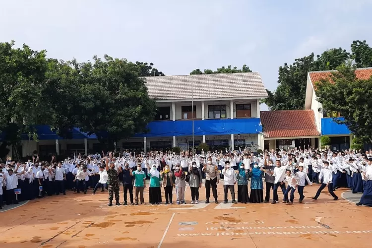 KEGIATAN : Kelurahan Mekarjaya menjalankan program Sapa Sekolah di SMP 4 Kota Depok dengan menghadirkan unsur 3 pilar. ANDIKA EKA/RADAR DEPOK