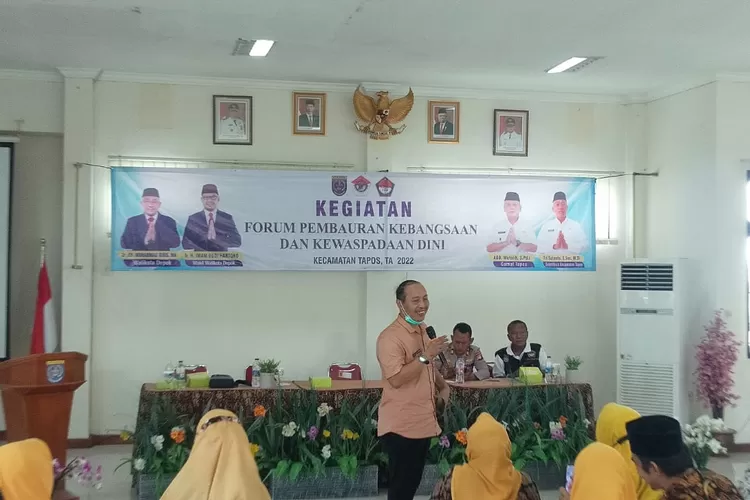 PEMBINAAN : Kecamatan Tapos pembinaan terhadap anggota Forum Pembauran Kebangsaan Dan Kewaspadaan Dini Masyarakat Kecamatan, Di aula Kecamatan Tapos. ANDIKA EKA/RADAR DEPOK